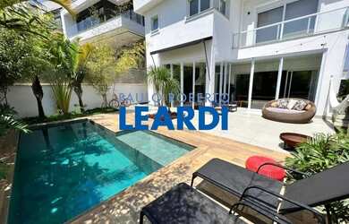 Imagem: A casa em condomínio possui 4 Dormitórios, 5 Banheiros, 4