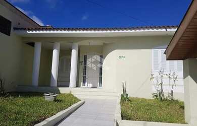 Imagem: A casa possui 3 Dormitórios, 2 Banheiros e 298m² de Área