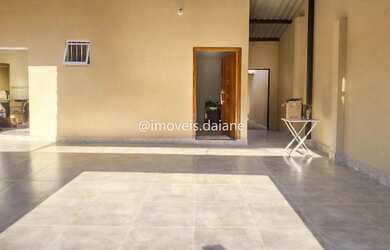 Imagem: A casa possui 4 Dormitórios, 4 Banheiros, 4 Vagas na garagem