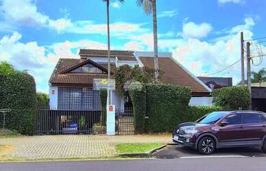 Imagem: A casa possui 5 Dormitórios, 4 Banheiros, 4 Vagas na garagem