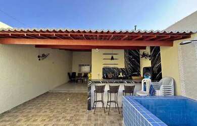 Imagem: A casa possui 3 Dormitórios, 2 Banheiros, 3 Vagas na garagem