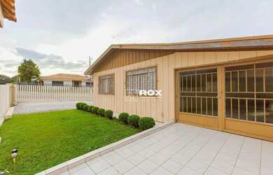 Imagem: A casa possui 3 Dormitórios, 2 Banheiros, 4 Vagas na garagem