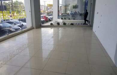 Imagem: O depósito possui 5 Vagas na garagem e 300m² de Área e está