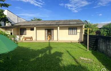 Imagem: A casa possui 2 Dormitórios, Acomodam 8 pessoas, 5 Vagas na