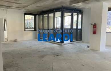 Imagem: O depósito possui 1 Vaga na garagem e 97m² de Área e está