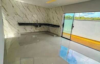 Imagem: A casa possui 3 Dormitórios, 2 Banheiros, 2 Vagas na garagem