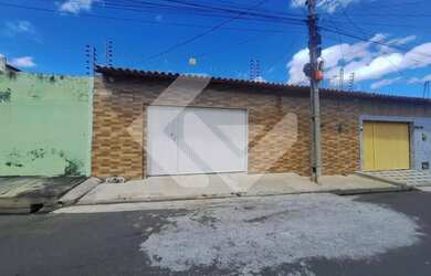 Imagem: A casa possui 3 Dormitórios, 2 Banheiros, 2 Vagas na garagem