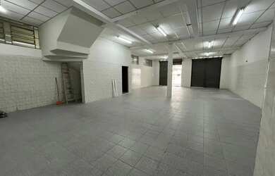 Imagem: O depósito possui 5 Vagas na garagem, 252m² de Área e está