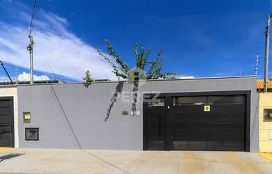 Imagem: A casa possui 3 Dormitórios, 3 Banheiros, 2 Vagas na garagem