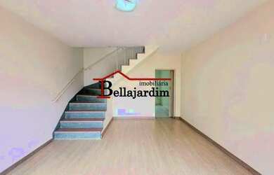 Imagem: A casa possui 3 Dormitórios, 2 Banheiros, 2 Vagas na garagem