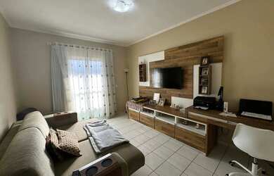 Imagem: A casa possui 3 Dormitórios, 3 Banheiros, 2 Vagas na garagem