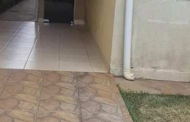 Imagem: A casa possui 3 Dormitórios, 2 Banheiros, 2 Vagas na garagem