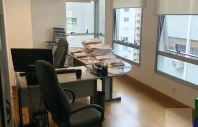 Imagem: O depósito possui 2 Vagas na garagem e 98m² de Área e está