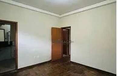 Imagem: O depósito possui 5 Vagas na garagem e 300m² de Área e está