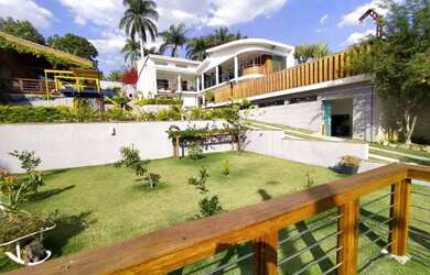 Imagem: A casa possui 5 Dormitórios, 5 Banheiros, 5 Vagas na garagem