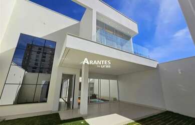 Imagem: A casa possui 3 Dormitórios, 3 Banheiros, 3 Vagas na garagem