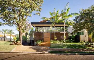 Imagem: A casa em condomínio possui 3 Dormitórios, 4 Banheiros, 3