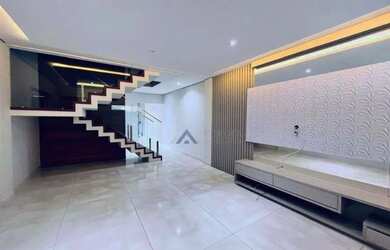 Imagem: A casa possui 3 Dormitórios, 2 Banheiros, 4 Vagas na garagem