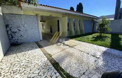 Imagem: A casa possui 4 Dormitórios, 3 Banheiros, 4 Vagas na garagem