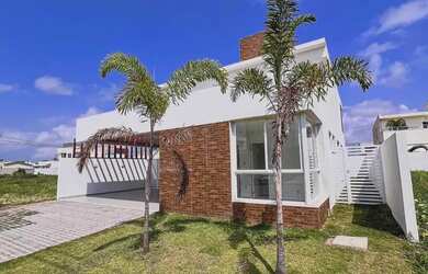 Imagem: A casa possui 3 Dormitórios, 5 Banheiros, 4 Vagas na garagem