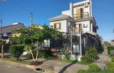 Imagem: A casa possui 3 Dormitórios, 3 Banheiros, 2 Vagas na garagem