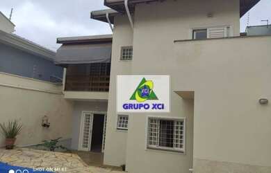 Imagem: A casa possui 4 Dormitórios, 5 Banheiros, 4 Vagas na garagem