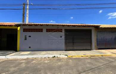 Imagem: A casa possui 2 Dormitórios, 1 Banheiro, 2 Vagas na garagem