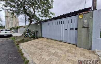 Imagem: A casa possui 3 Dormitórios, 2 Banheiros, 2 Vagas na garagem