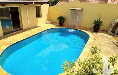 Imagem: A casa possui 4 Dormitórios, 4 Banheiros, 4 Vagas na garagem