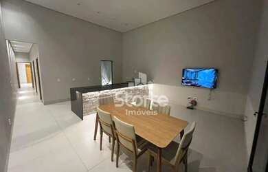 Imagem: A casa possui 3 Dormitórios, 2 Banheiros, 2 Vagas na garagem