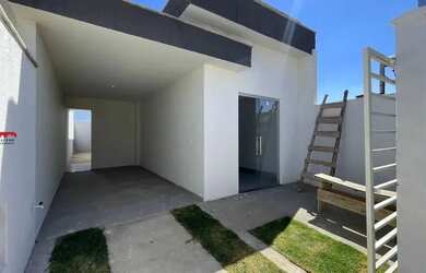 Imagem: A casa possui 2 Dormitórios, 2 Banheiros, 2 Vagas na garagem