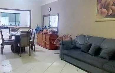 Imagem: A casa possui 3 Dormitórios, 3 Banheiros, 4 Vagas na garagem