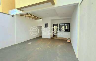 Imagem: A casa possui 2 Dormitórios, 3 Banheiros, 1 Vaga na garagem