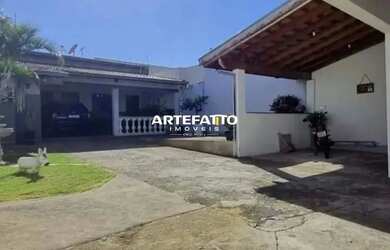 Imagem: A casa possui 2 Dormitórios, 2 Banheiros, 3 Vagas na garagem