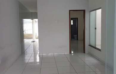 Imagem: A casa possui 2 Dormitórios, 2 Banheiros, 2 Vagas na garagem