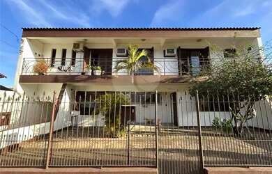 Imagem: A casa possui 5 Dormitórios, 5 Banheiros, 3 Vagas na garagem