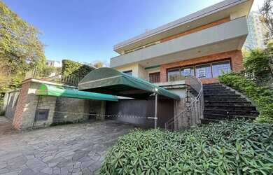 Imagem: A casa possui 4 Dormitórios, 4 Banheiros, 2 Vagas na garagem