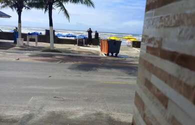 Imagem: A casa possui 3 Dormitórios, Acomodam 15 pessoas, 4 Vagas na