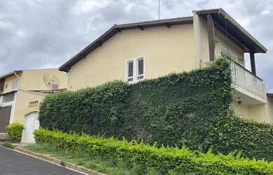 Imagem: A casa possui 3 Dormitórios, 2 Banheiros, 3 Vagas na garagem