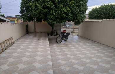 Imagem: A casa possui 3 Dormitórios, 2 Banheiros e 2 Vagas na garagem