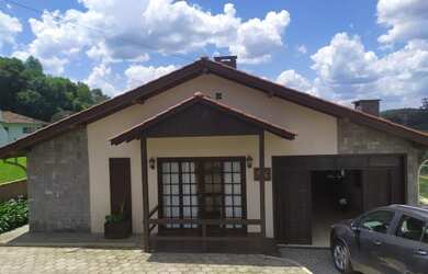 Imagem: A casa possui 4 Dormitórios, 1 Vaga na garagem e está localizado