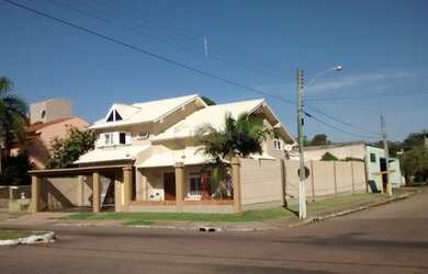 Imagem: A casa à venda possui 4 Dormitórios, 4 Banheiros, 2 Vagas
