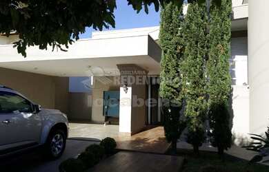 Imagem: A casa em condomínio possui 5 Dormitórios, 5 Banheiros, 4