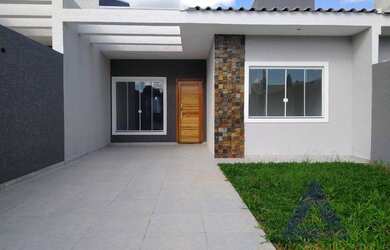 Imagem: A casa possui 3 Dormitórios, 1 Banheiro, 2 Vagas na garagem