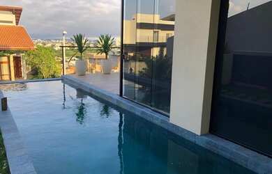 Imagem: A casa em condomínio possui 5 Dormitórios, 5 Banheiros, 4