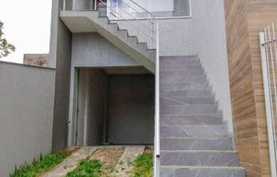 Imagem: A casa possui 3 Dormitórios, 1 Banheiro, 3 Vagas na garagem