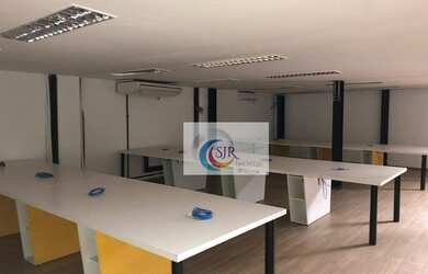 Imagem: O depósito possui 2 Vagas na garagem, 1.300m² de Área e