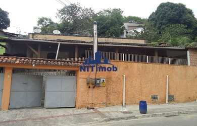 Imagem: A casa possui 3 Dormitórios, 2 Banheiros, 2 Vagas na garagem