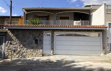 Imagem: A casa possui 3 Dormitórios, 2 Banheiros, 2 Vagas na garagem