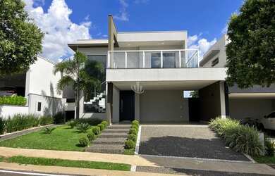 Imagem: A casa em condomínio possui 3 Dormitórios, 2 Banheiros, 4